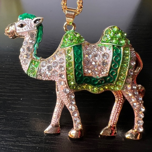 🐪 NWT! Green Rhinestone Camel Necklace - Picture 1 of 8